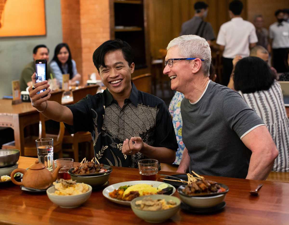 Kedatangan Tim Cook Disambut Positif Netizen Indonesia