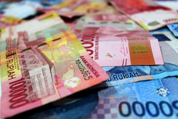 Rupiah Melayang Mendekati Rp16.000 Seiring Berlanjutnya Penurunan Terhadap Dolar AS